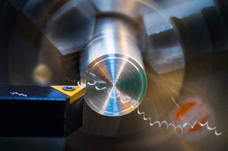 Drehen von Metall auf einer Drehmaschine