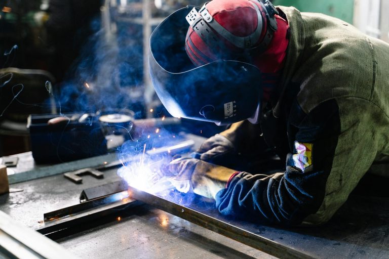 Scheißer beim Schweißen eines Metallwerkstücks